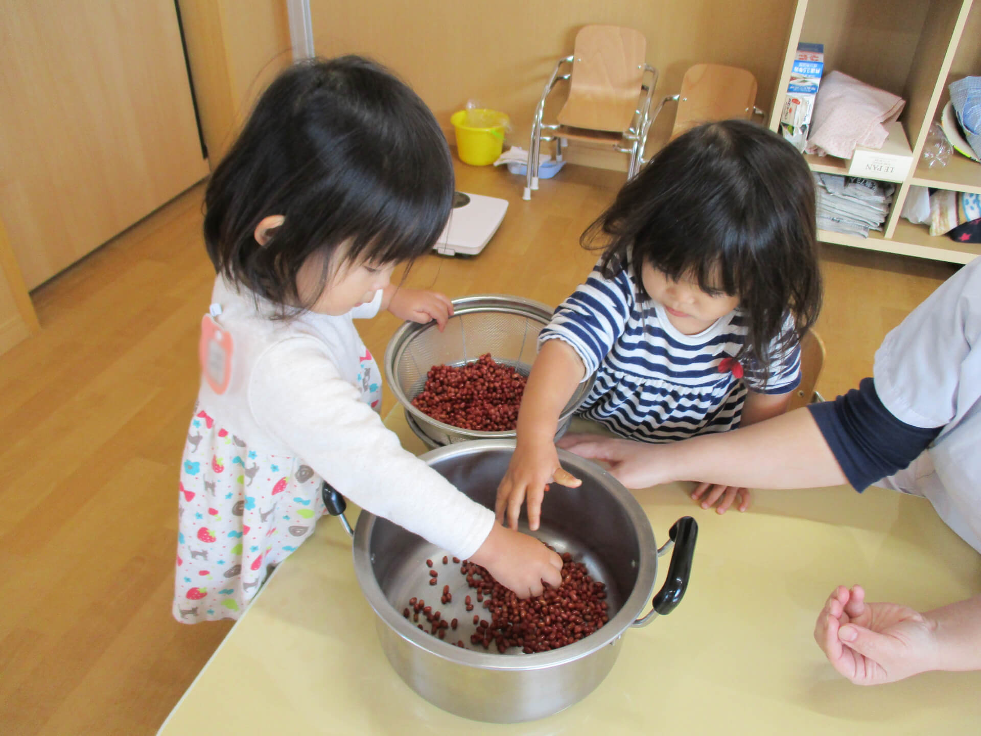 小豆からあんこ作りする子どもたち