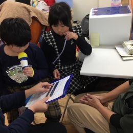 職員にインタビューする子どもたち