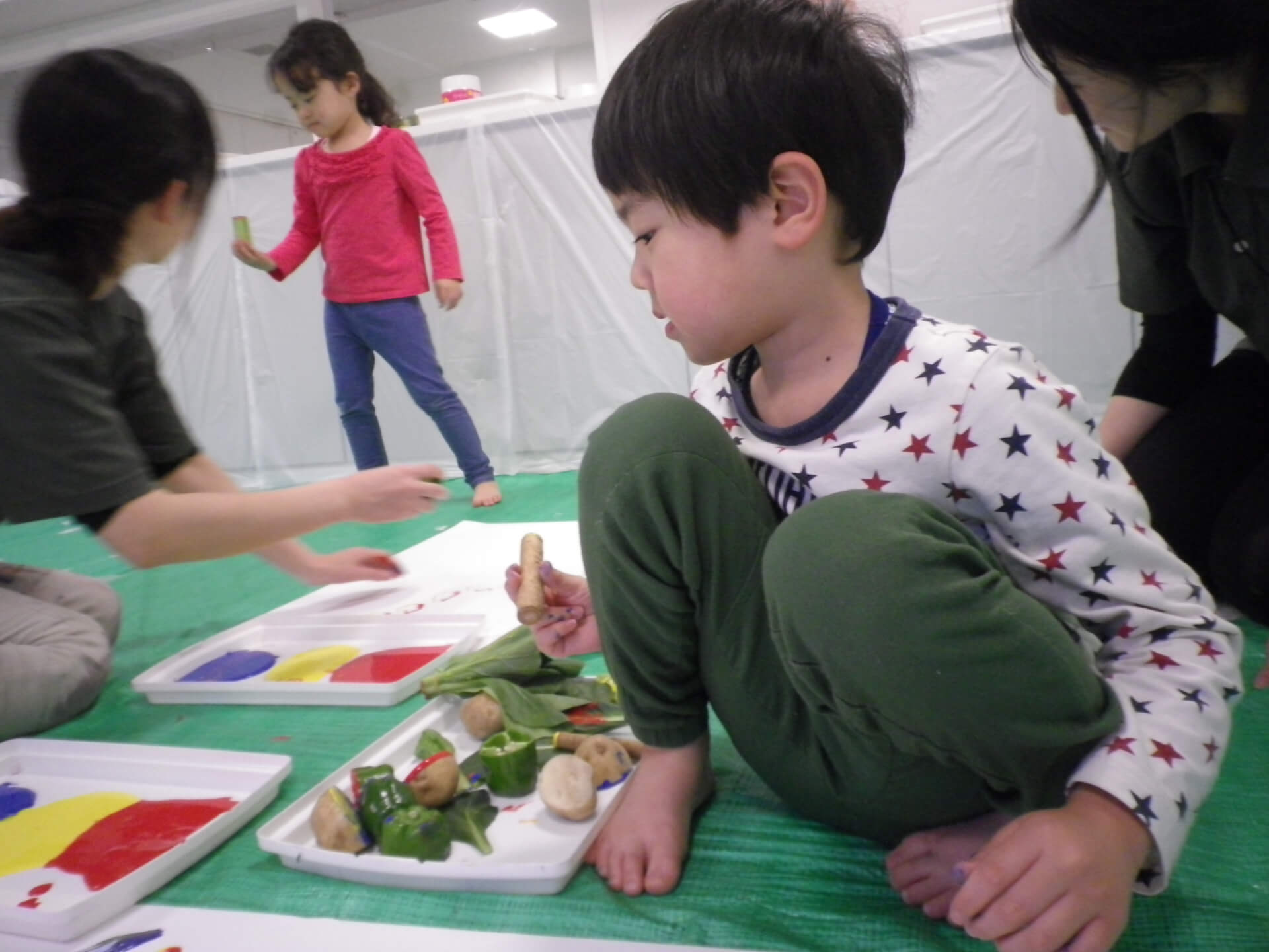 野菜を選ぶ子ども