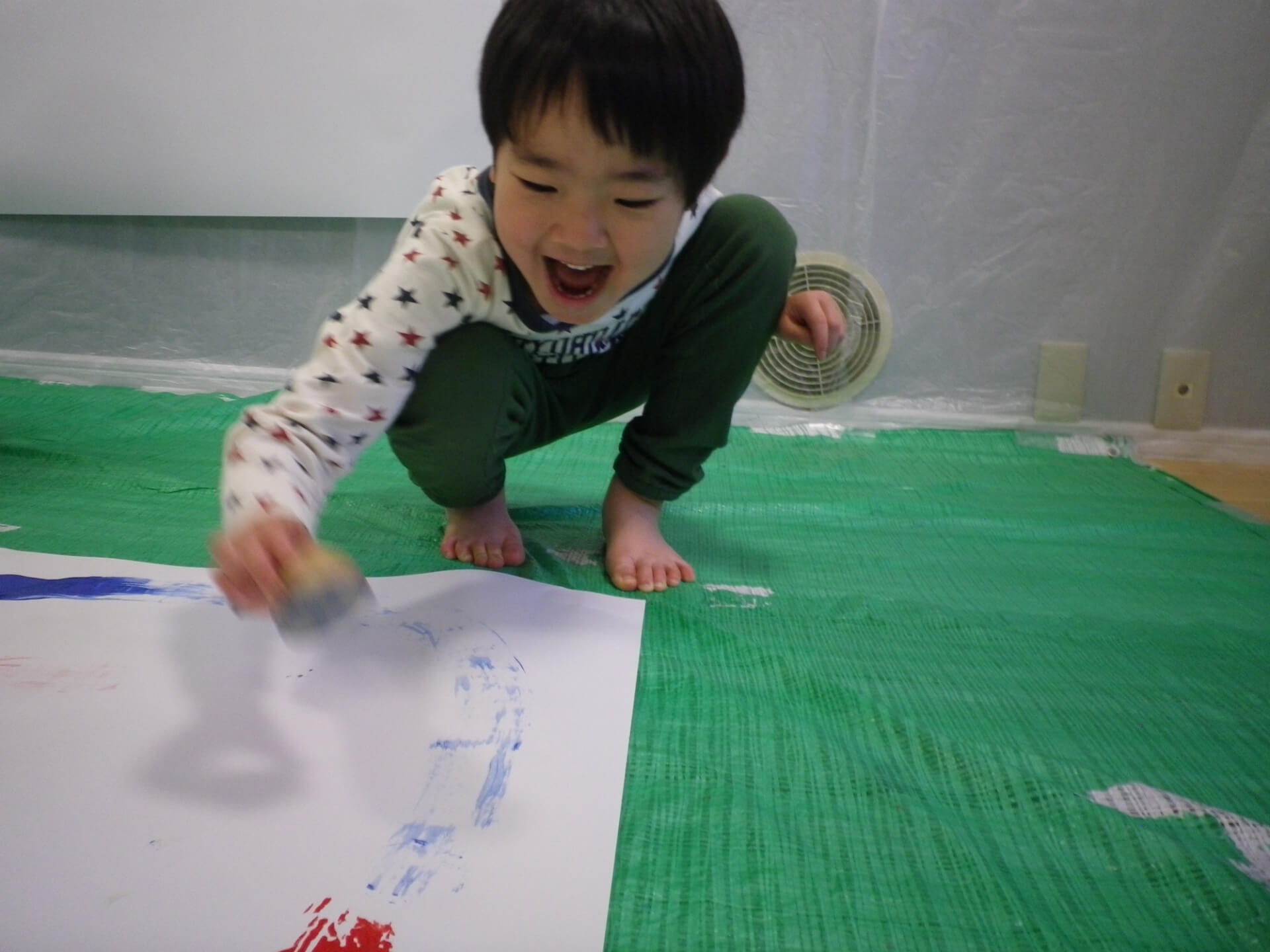 野菜スタンプをする子ども