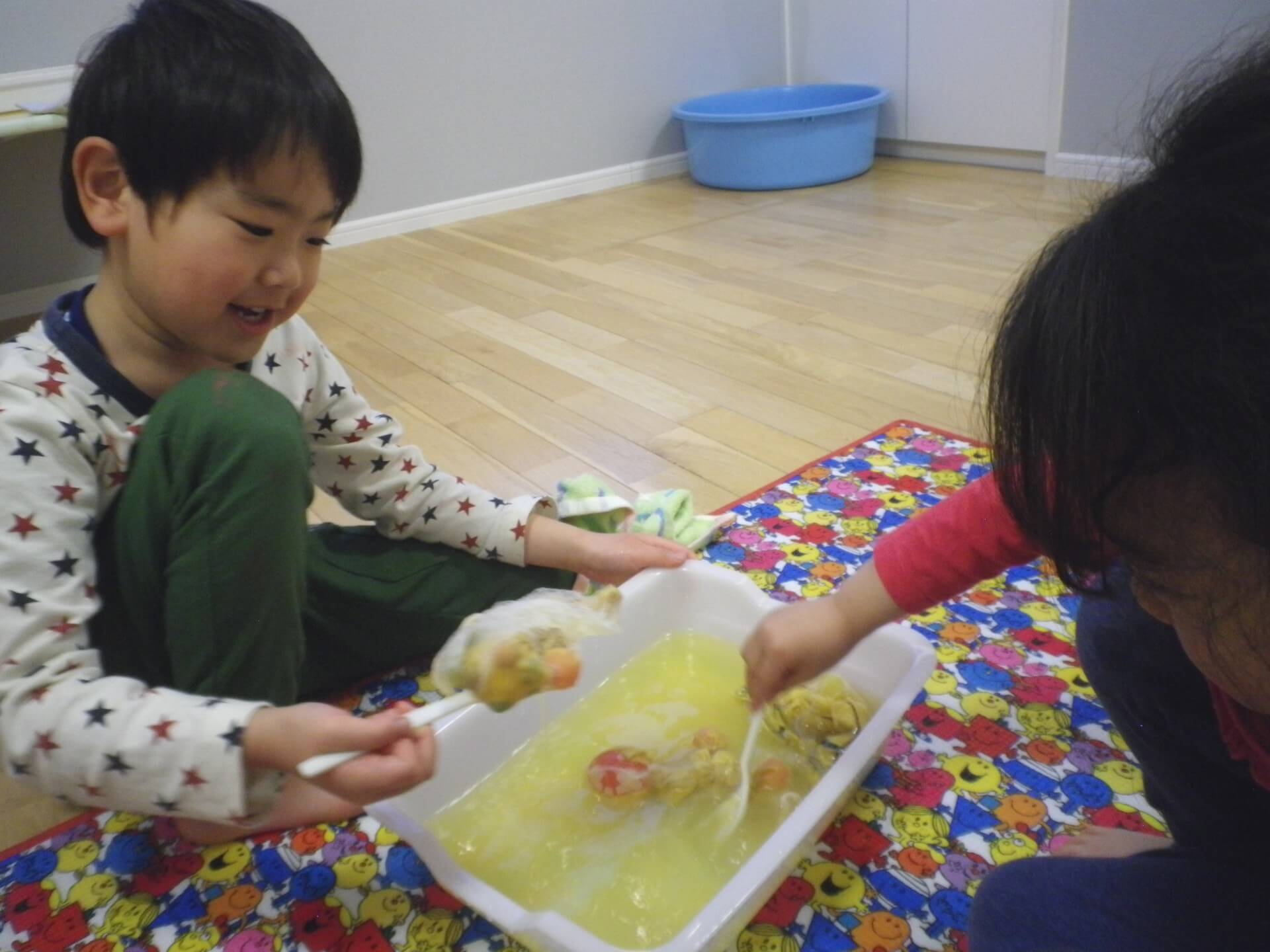 玉ねぎの皮で染色する子どもたち