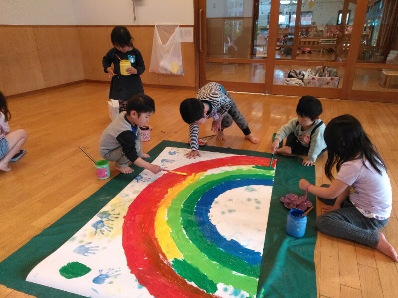 子どもたちの提案で雨上がりの青い空をイメージ