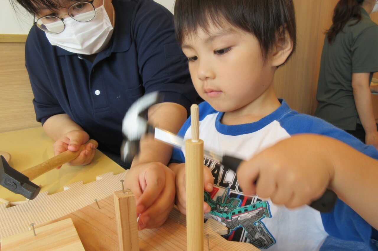 かなづちを打つ子ども