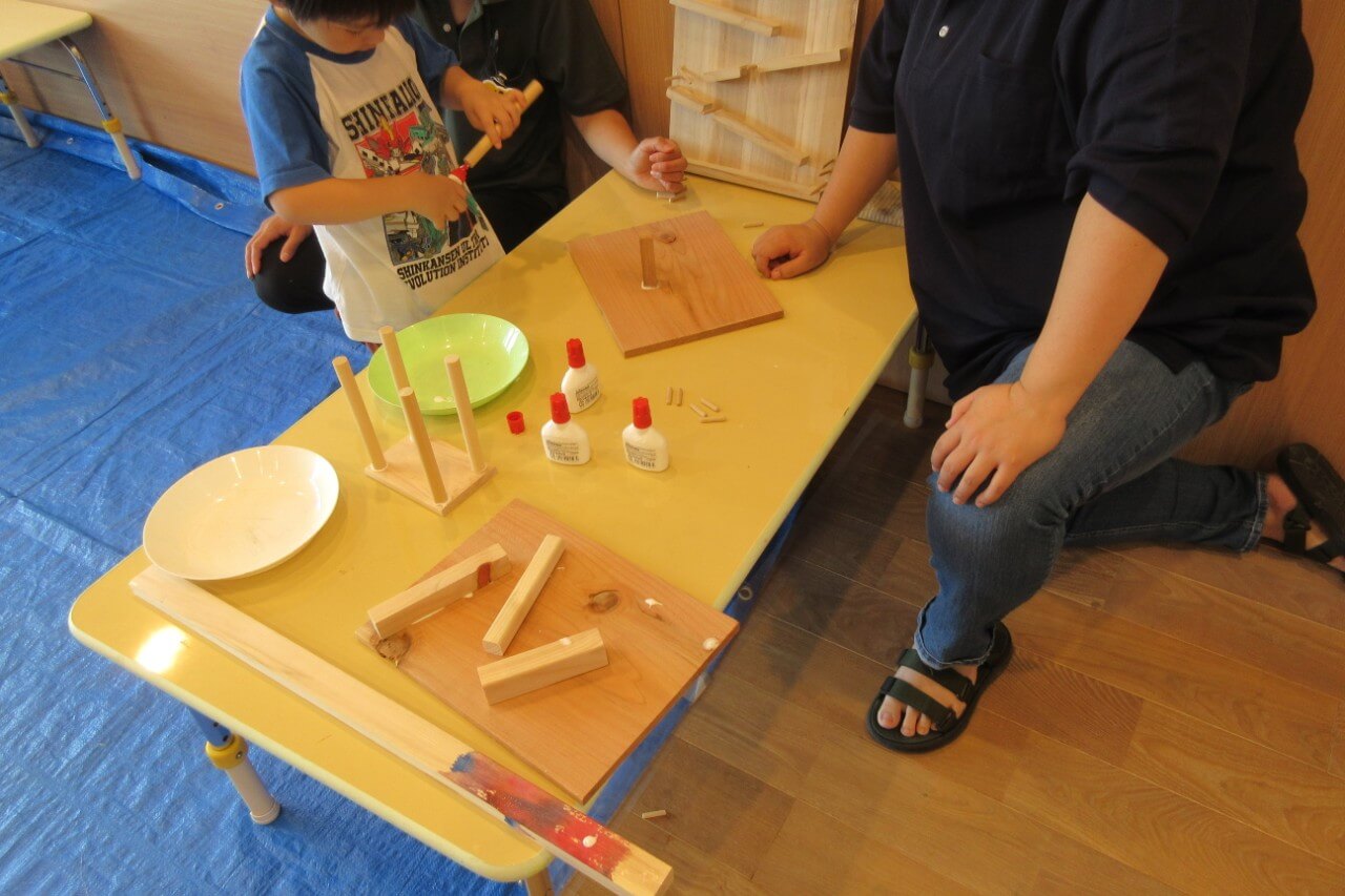 木材で作品を作る子ども