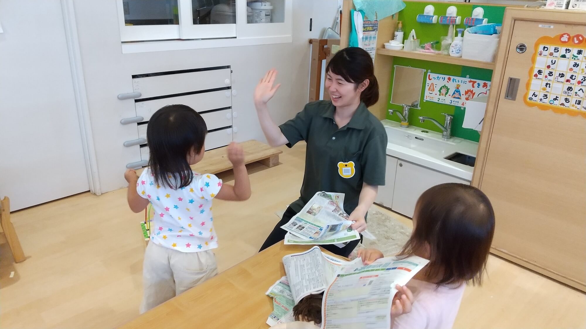 子どもたちとの触れ合いも楽しめるようになったと語る朝山さん（2019年度 撮影）