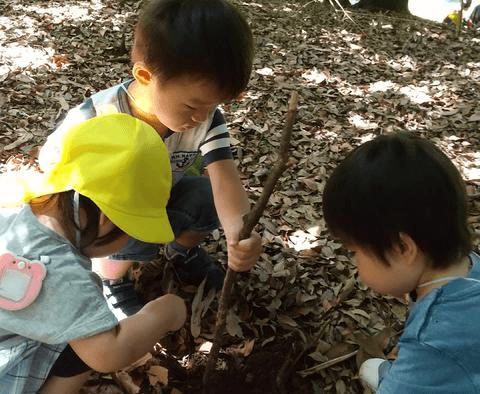 穴掘りする子どもたち