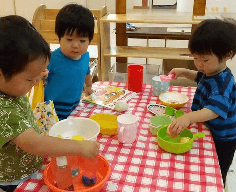 ままごとする子どもたち