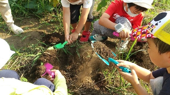 土を掘る子どもたち