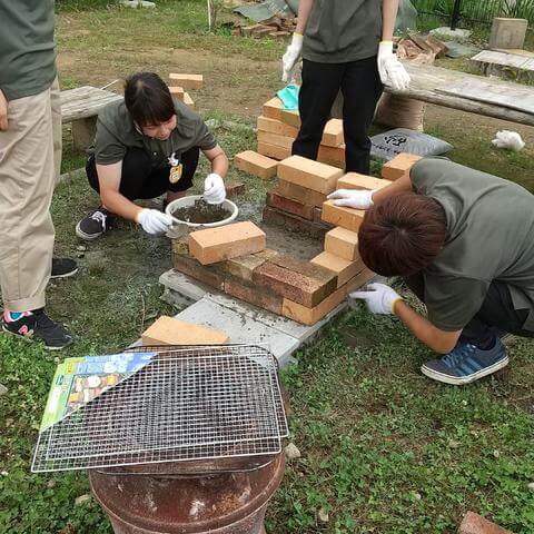 暑い中、セメントを塗りながら煉瓦を重ねていく地道な作業が続いた