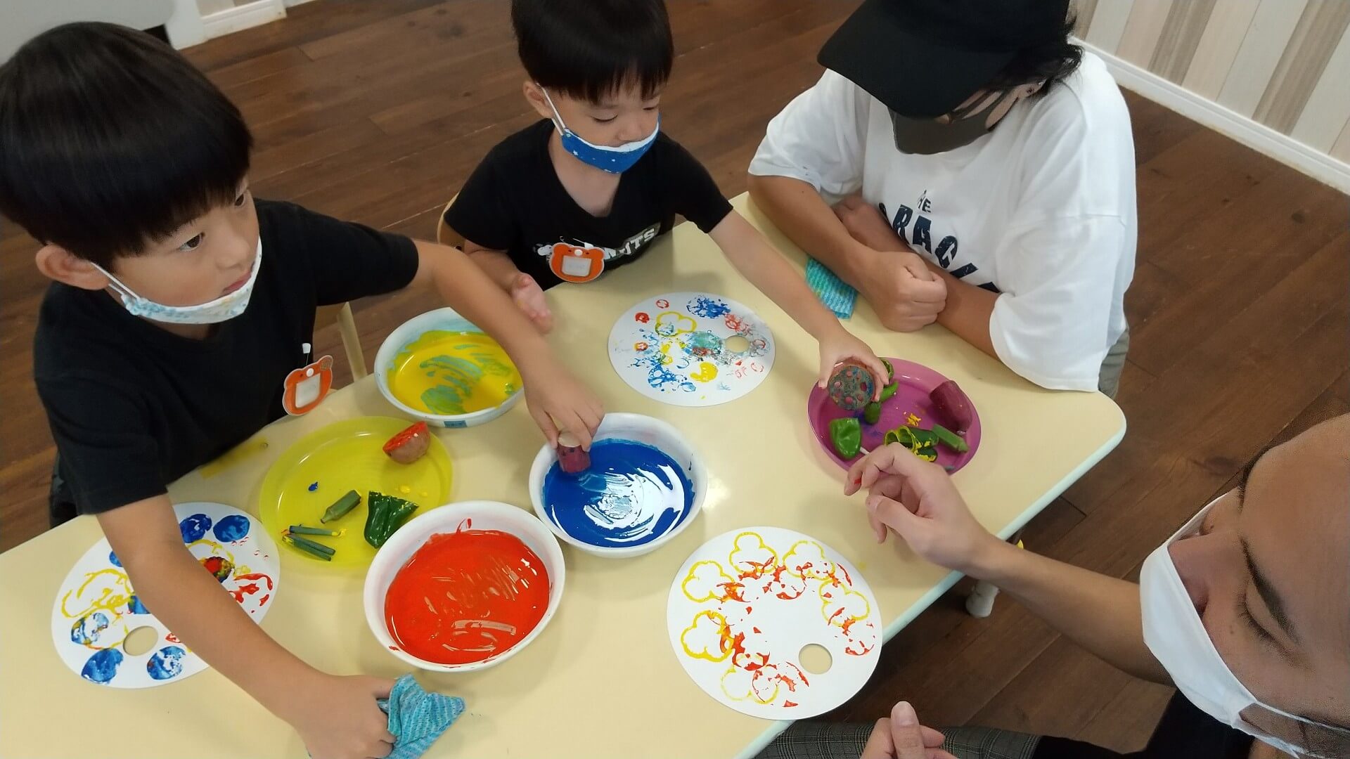 野菜スタンプをする子ども