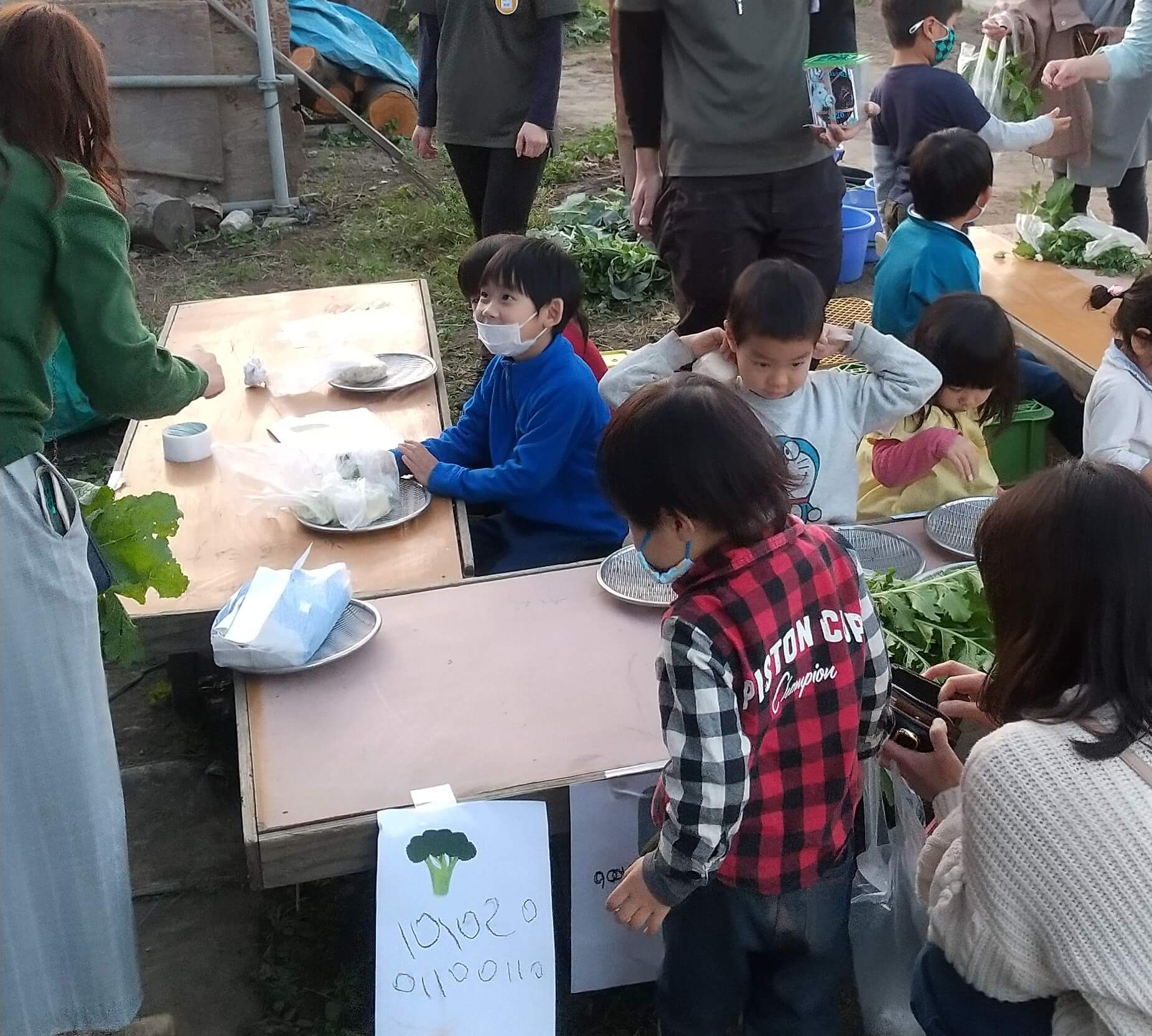 野菜を売る子どもたち