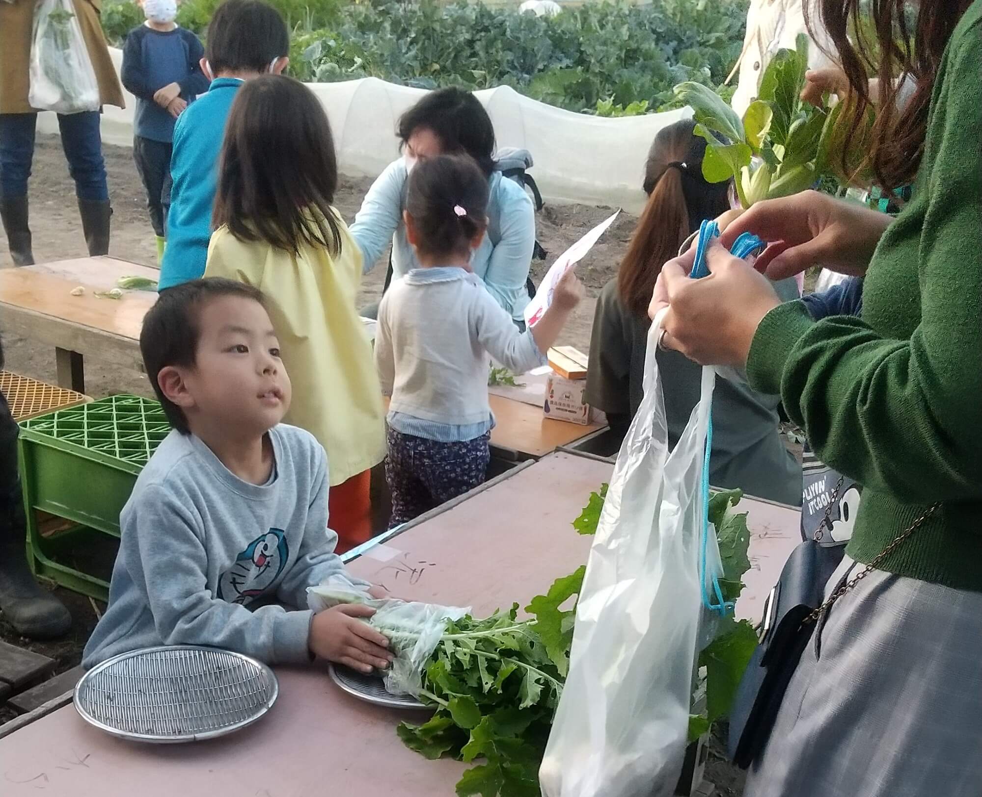 値段交渉に応じる子ども