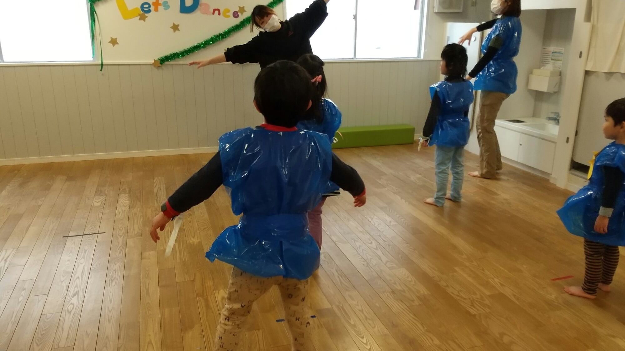 ダンスする子どもたち