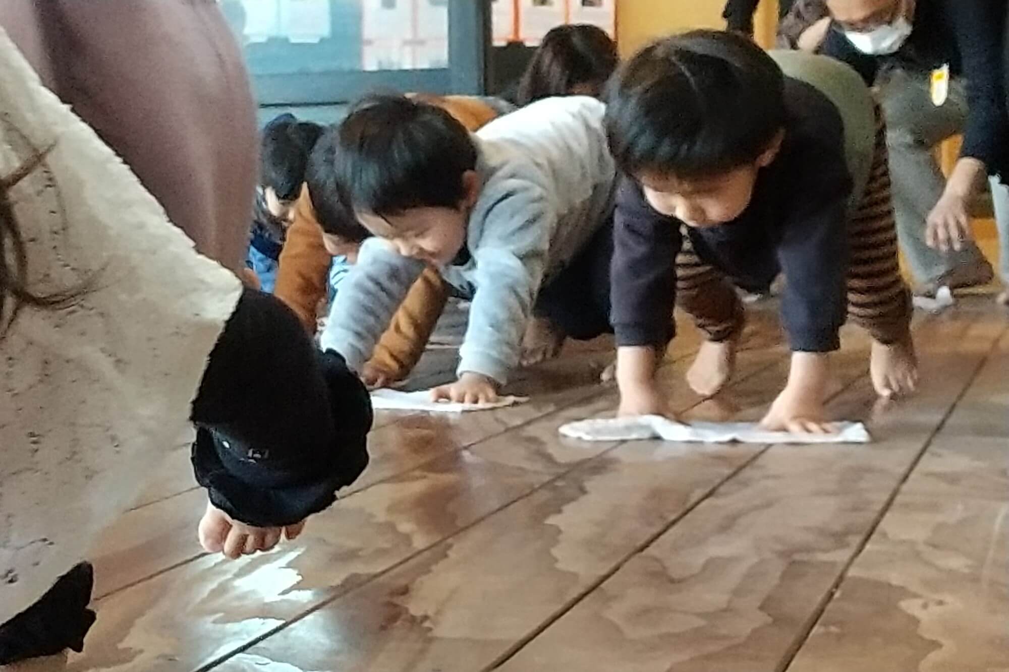 雑巾がけする子ども