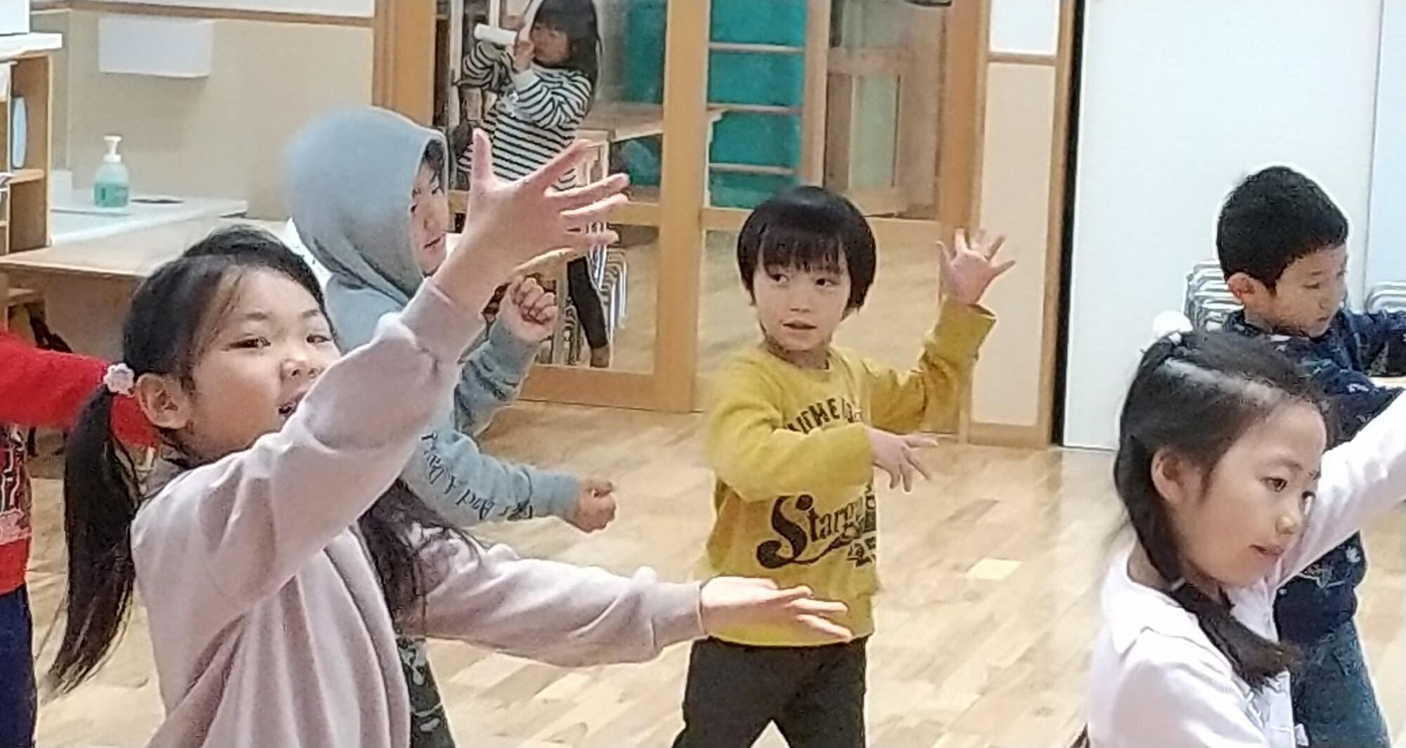 リズム体操で踊る子ども