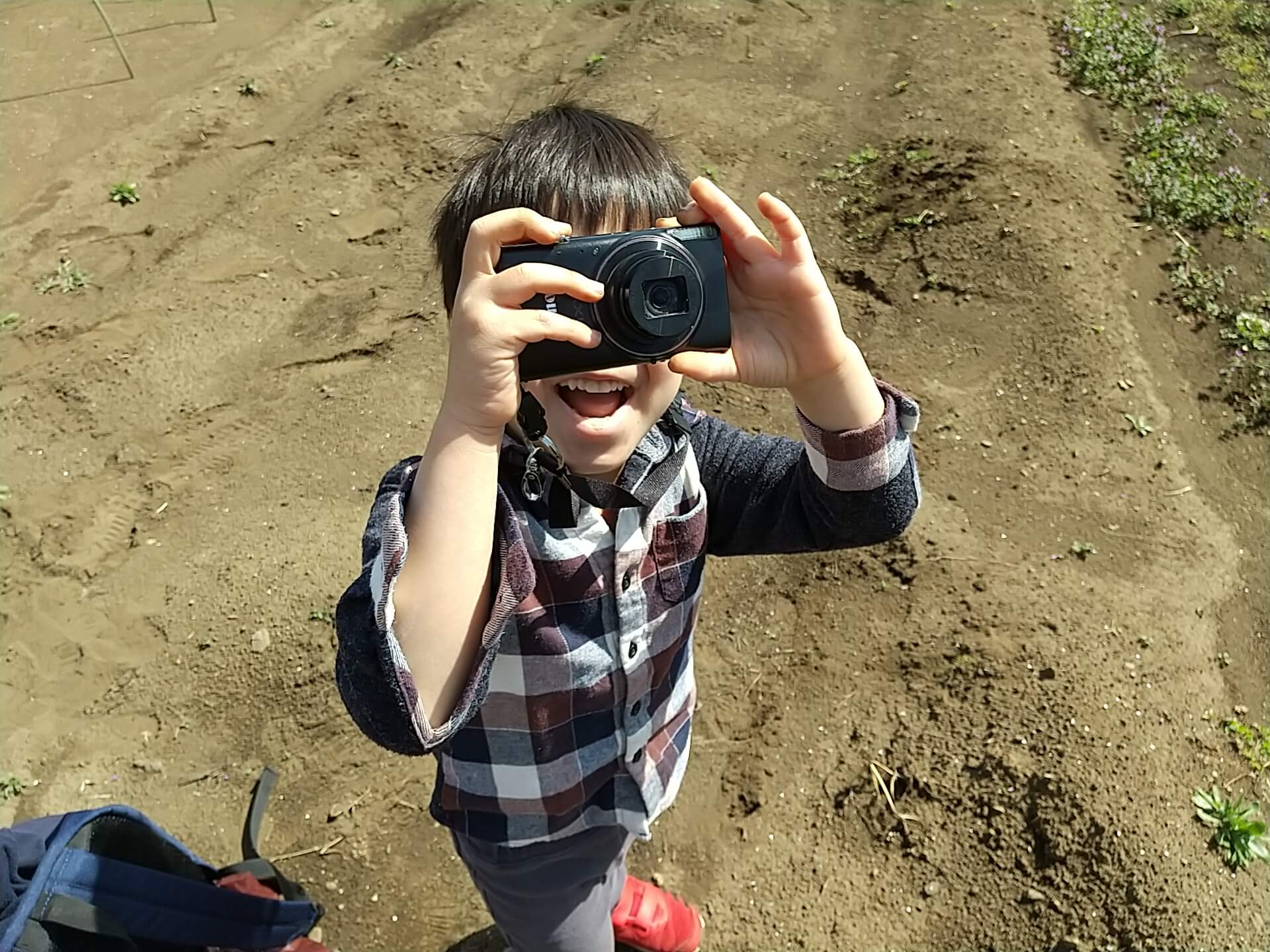 写真を撮る子ども