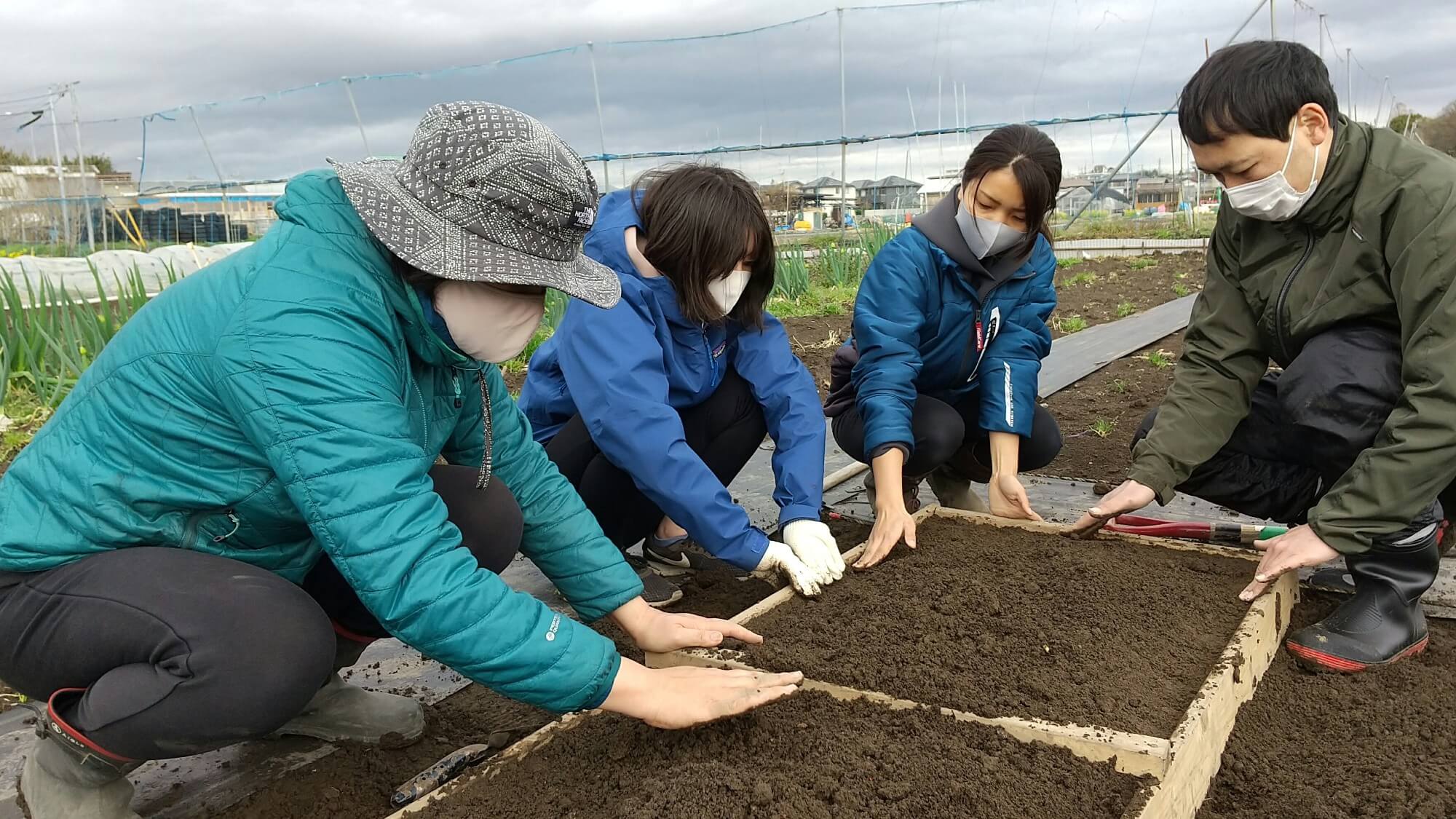 木枠の中の土を平らにする