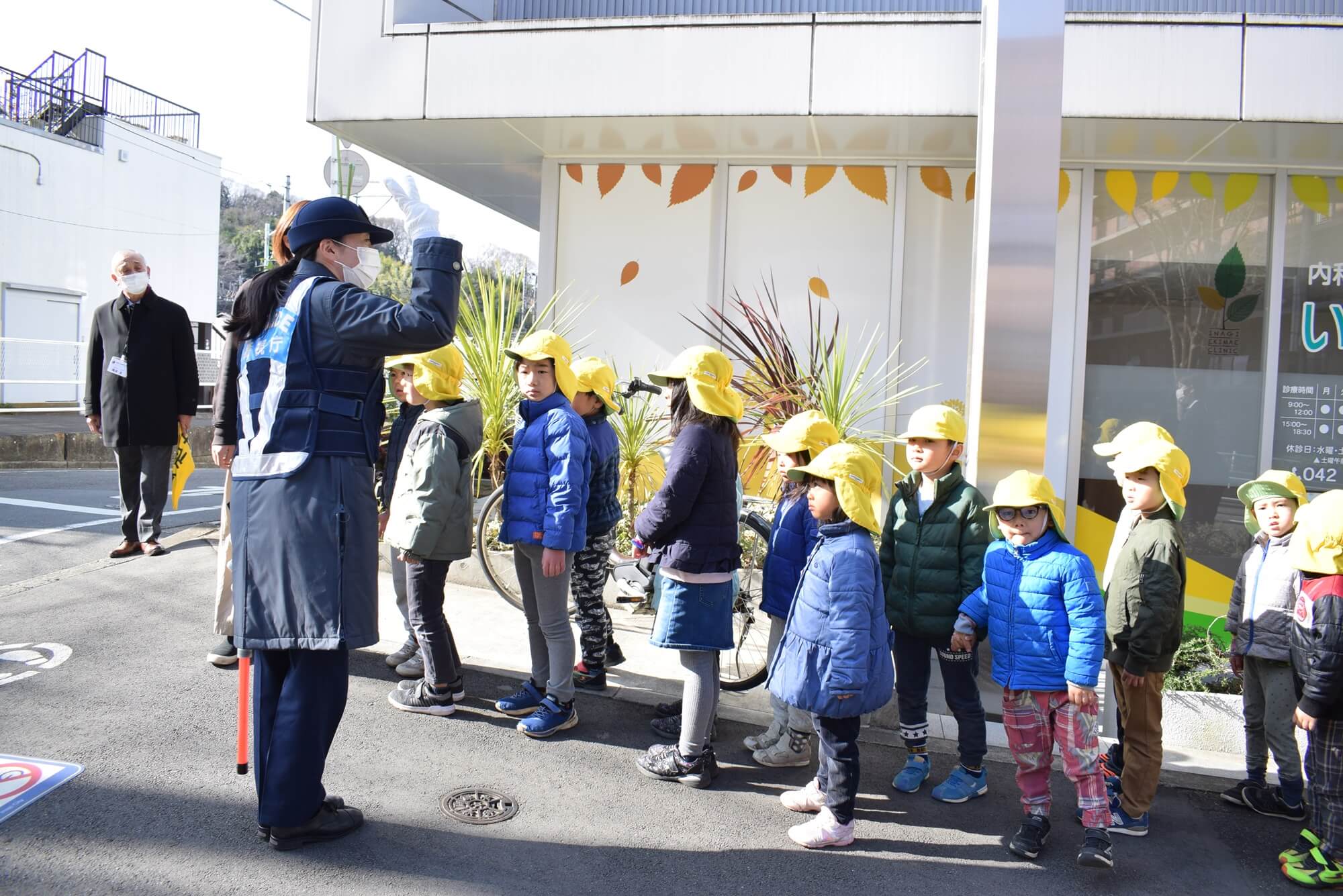 福田さん（左奥）も周囲に気を配りながら見守った