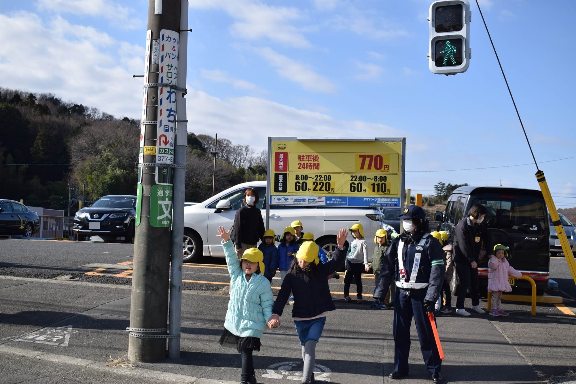 青信号でも油断せず、左右を確認してから渡ります