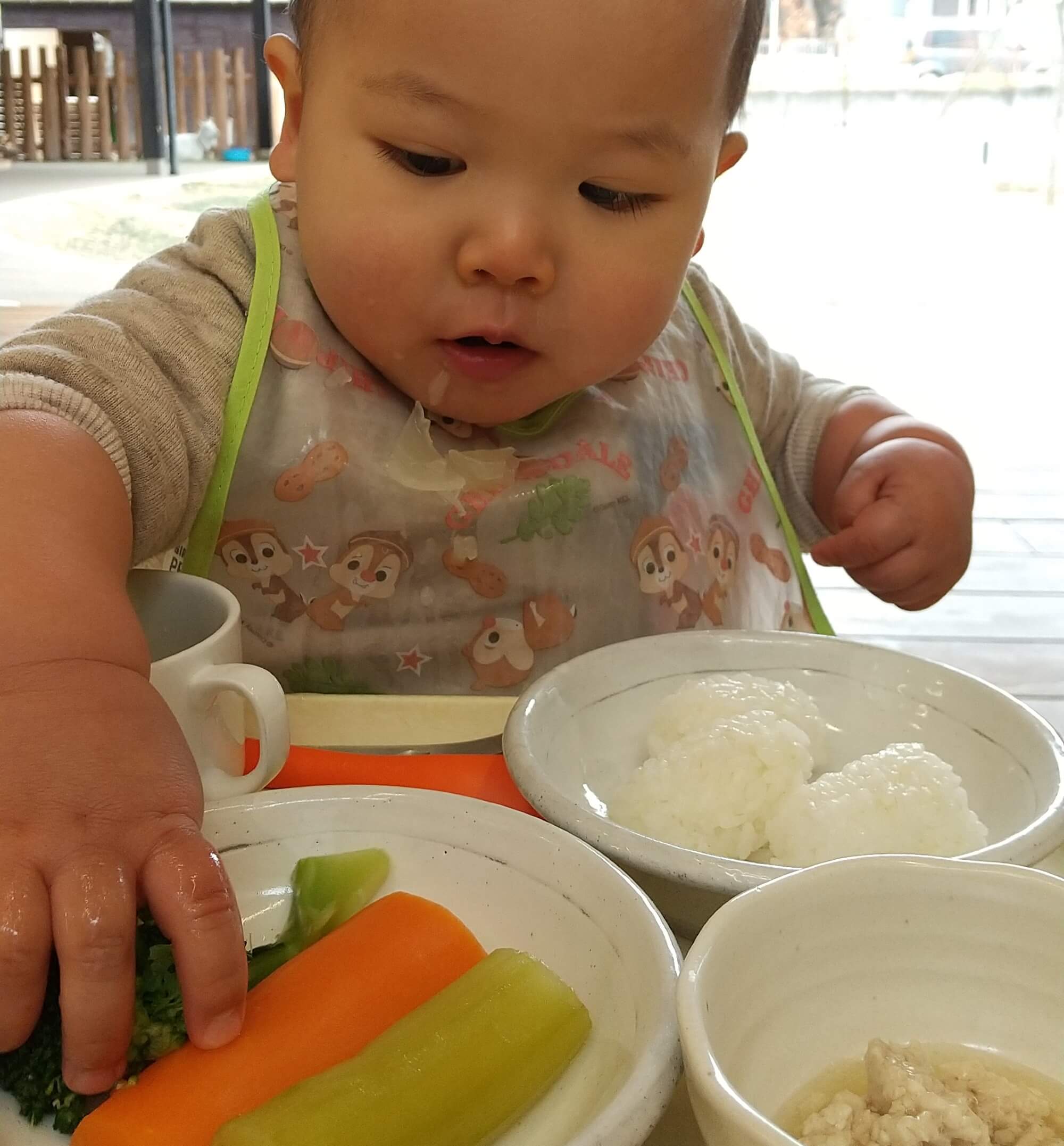 手づかみ食べをする子ども