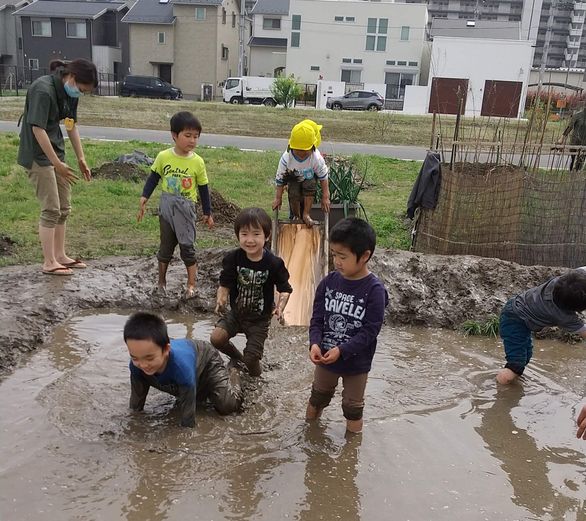 田んぼで遊ぶ子どもたち