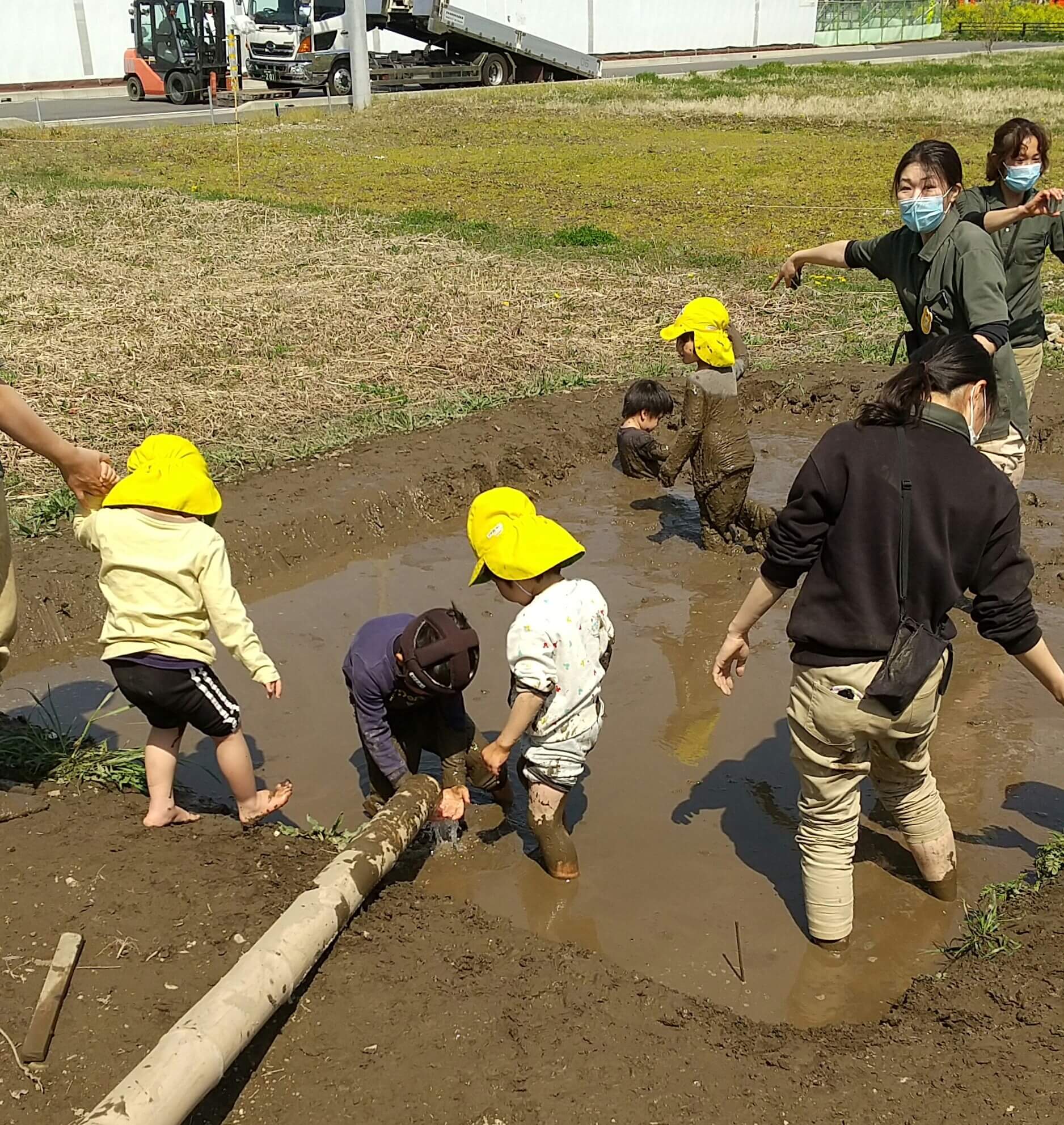 田んぼに水をためる