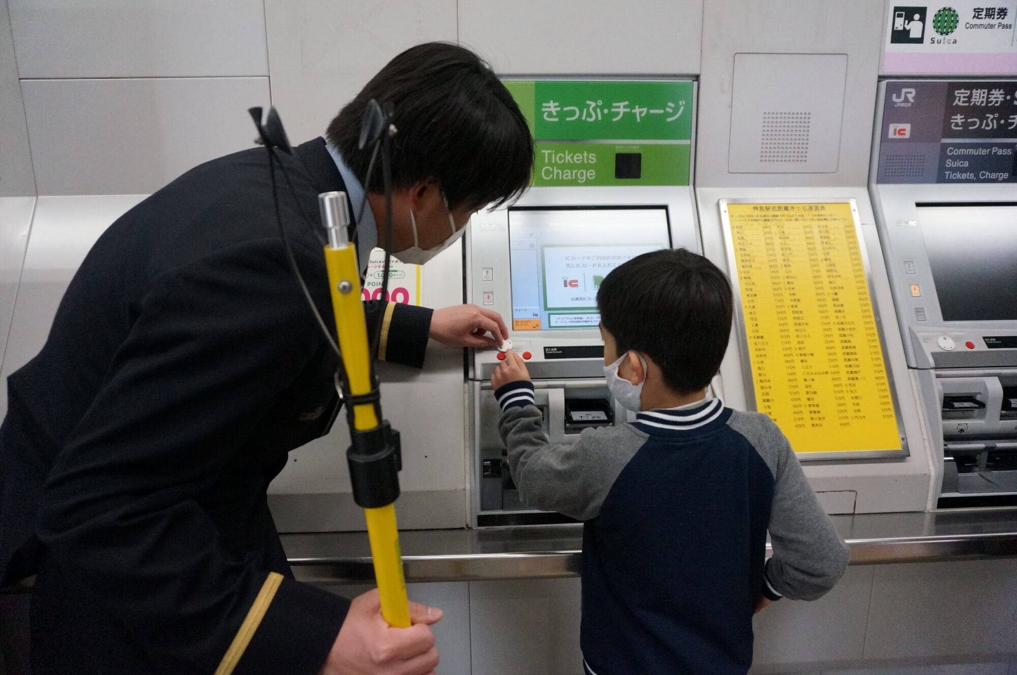 ヘルプボタンを説明する駅員