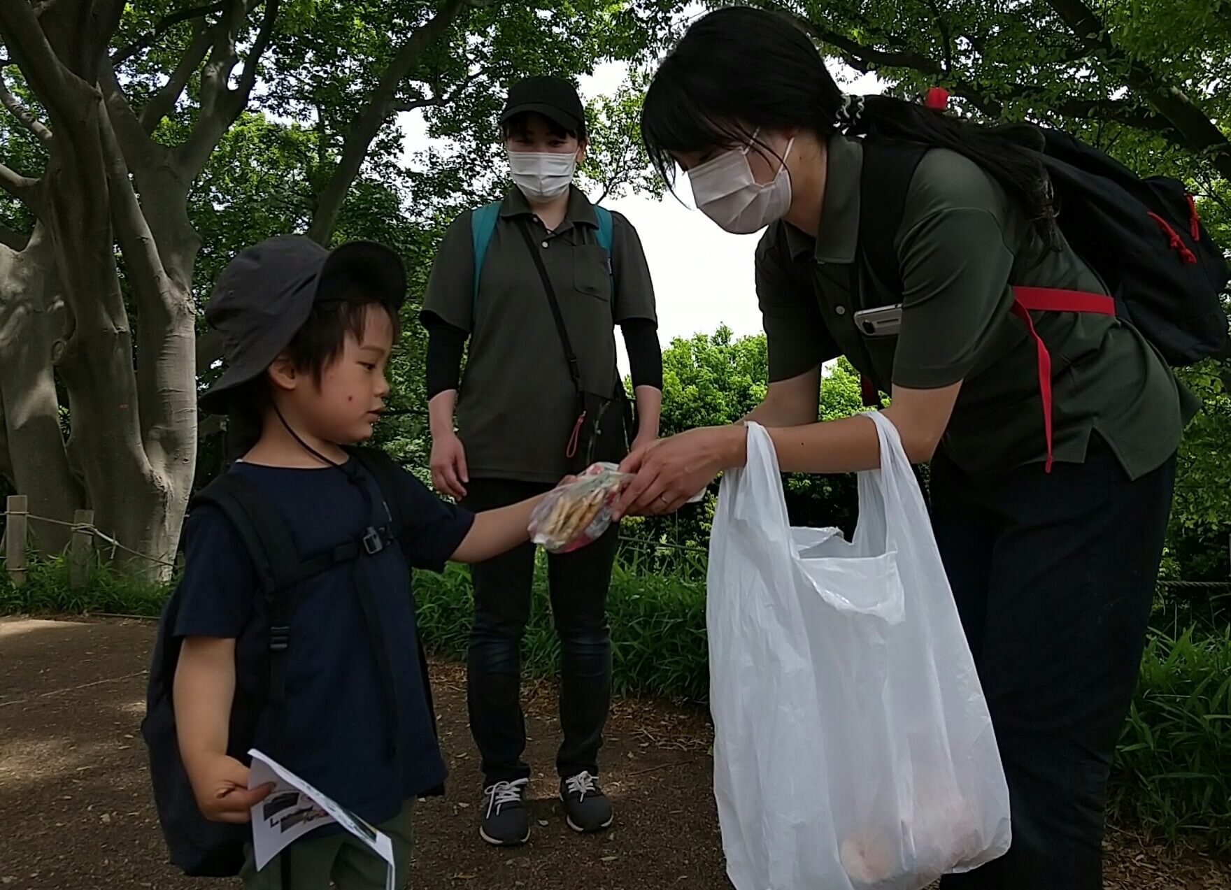 お菓子をもらう子ども