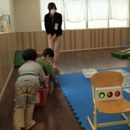 段ボールで遊ぶ子どもたち