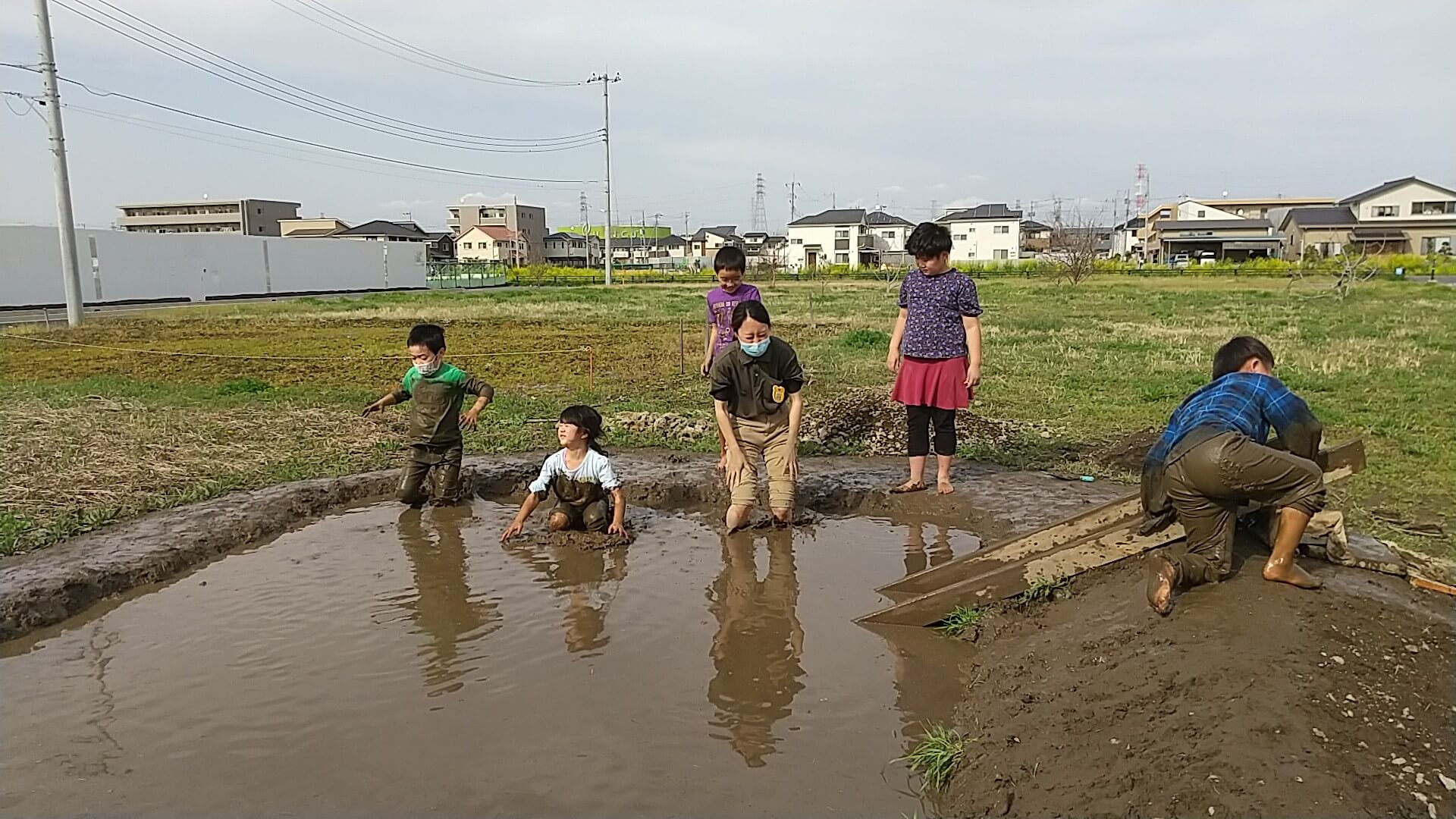 田んぼに入る子ども