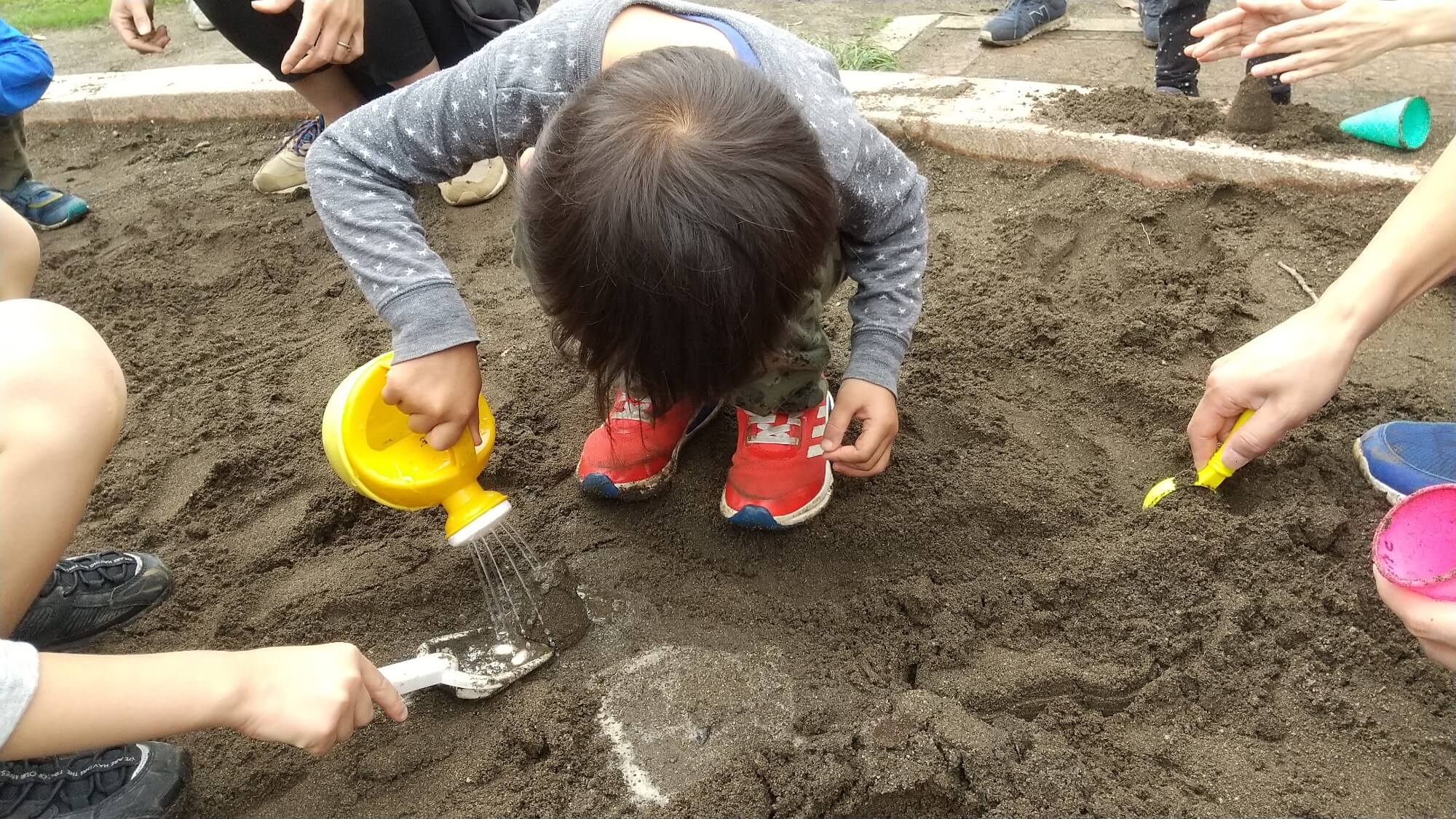 砂場で遊ぶ子ども