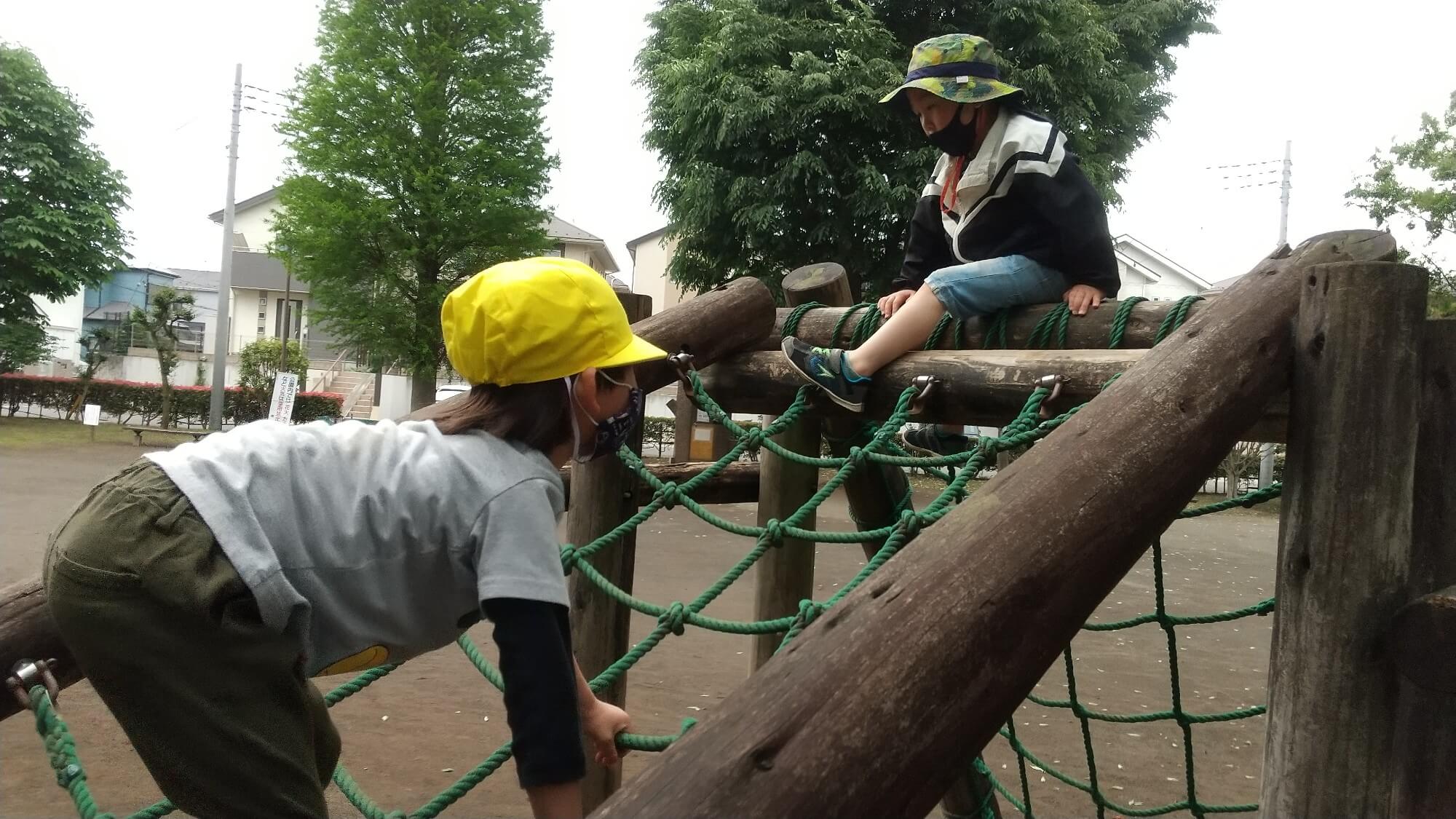 アスレチックで遊ぶ子ども