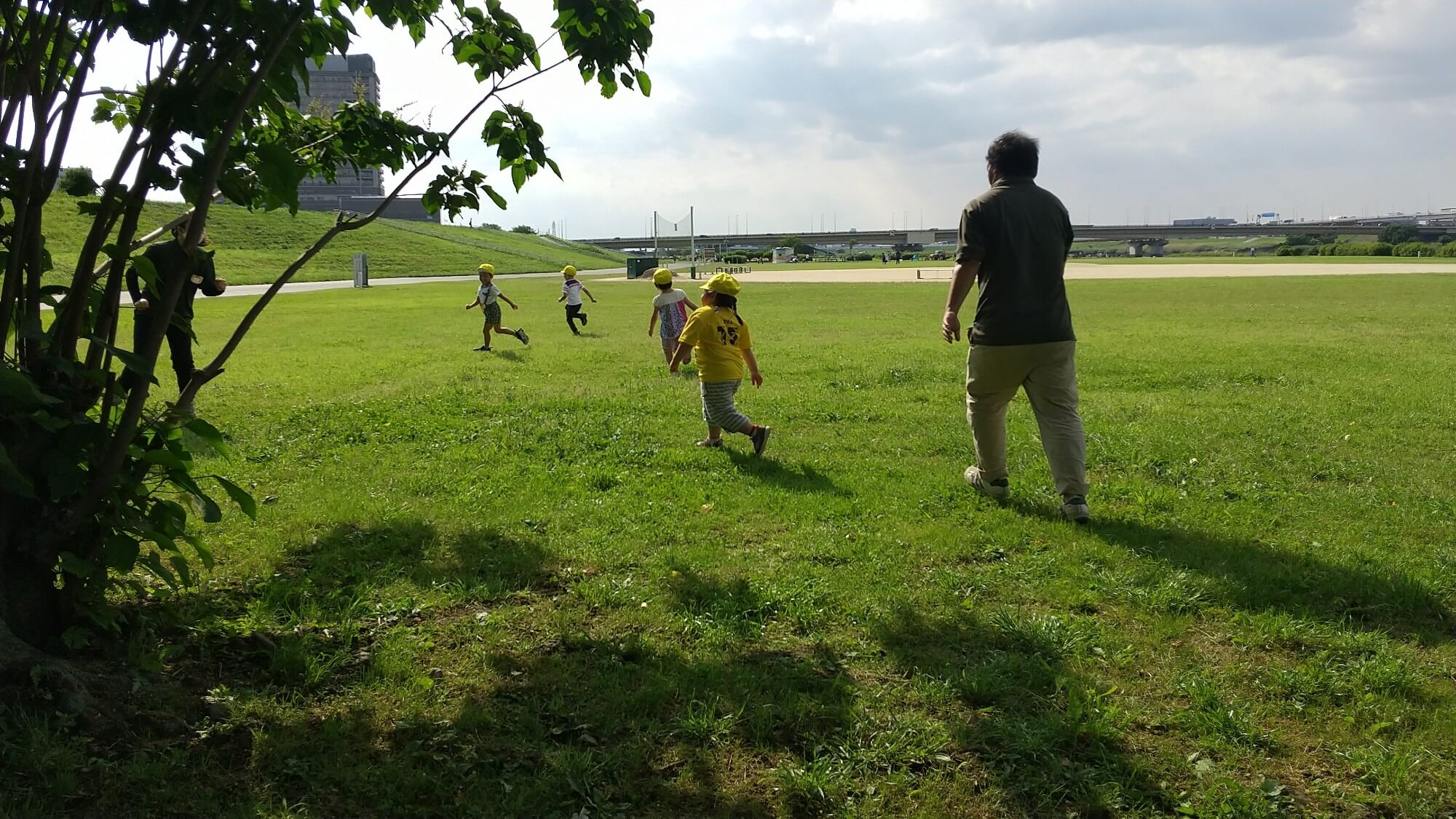 土手で遊ぶ子どもたち