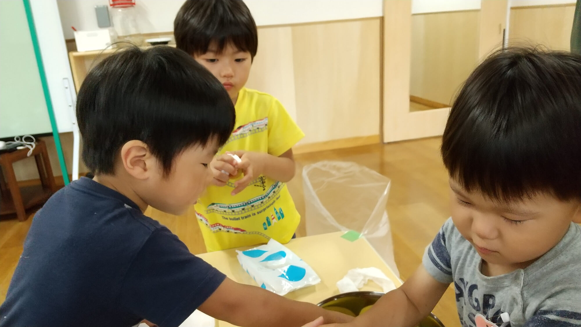 真剣に梅の実を拭く子どもたち