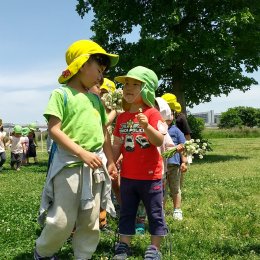 公園で遊ぶ子どもたち