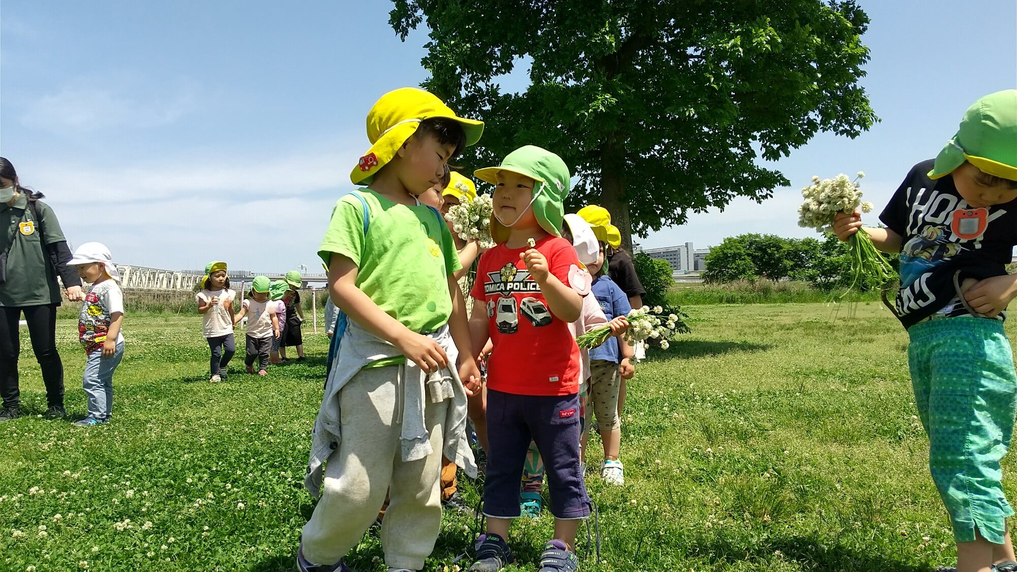 公園で遊ぶ子どもたち