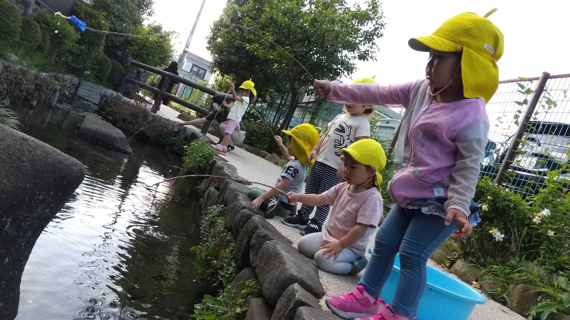 ザリガニ釣りを楽しむ子どもたち