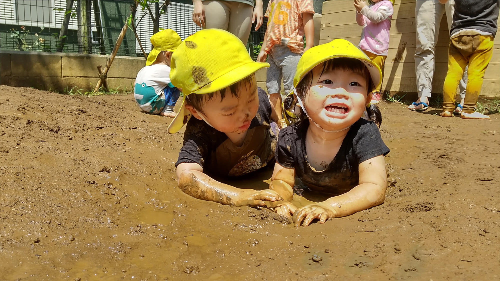 どろんこ遊びをする子どもたち