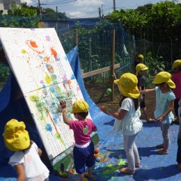 中里どろんこ保育園「全身を使って絵の具であそぼう！～全園児でボディペインティング～」