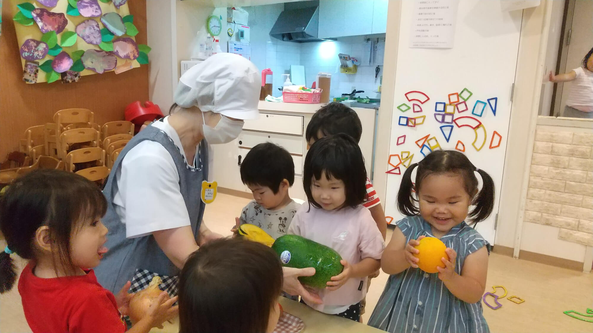 給食食材に触れる子どもたち