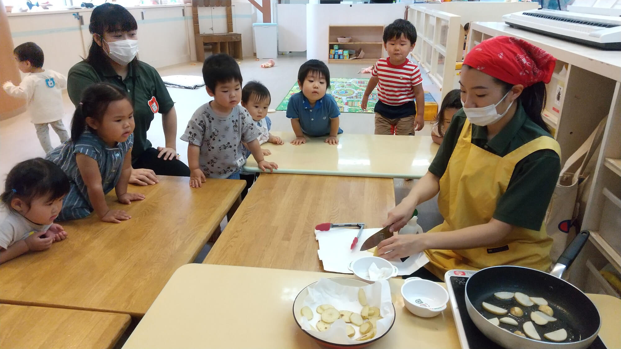 調理の様子を眺める子どもたち