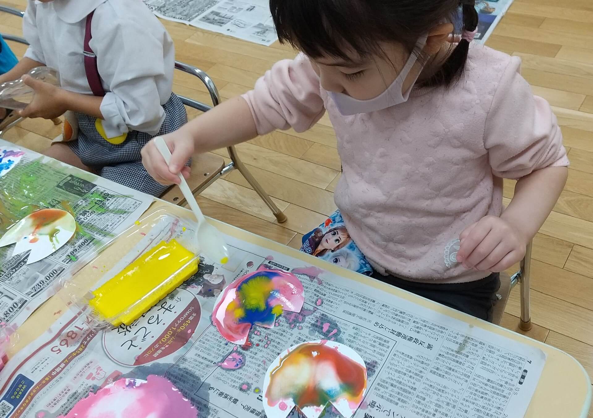 いろんな絵の具を混ぜる子ども