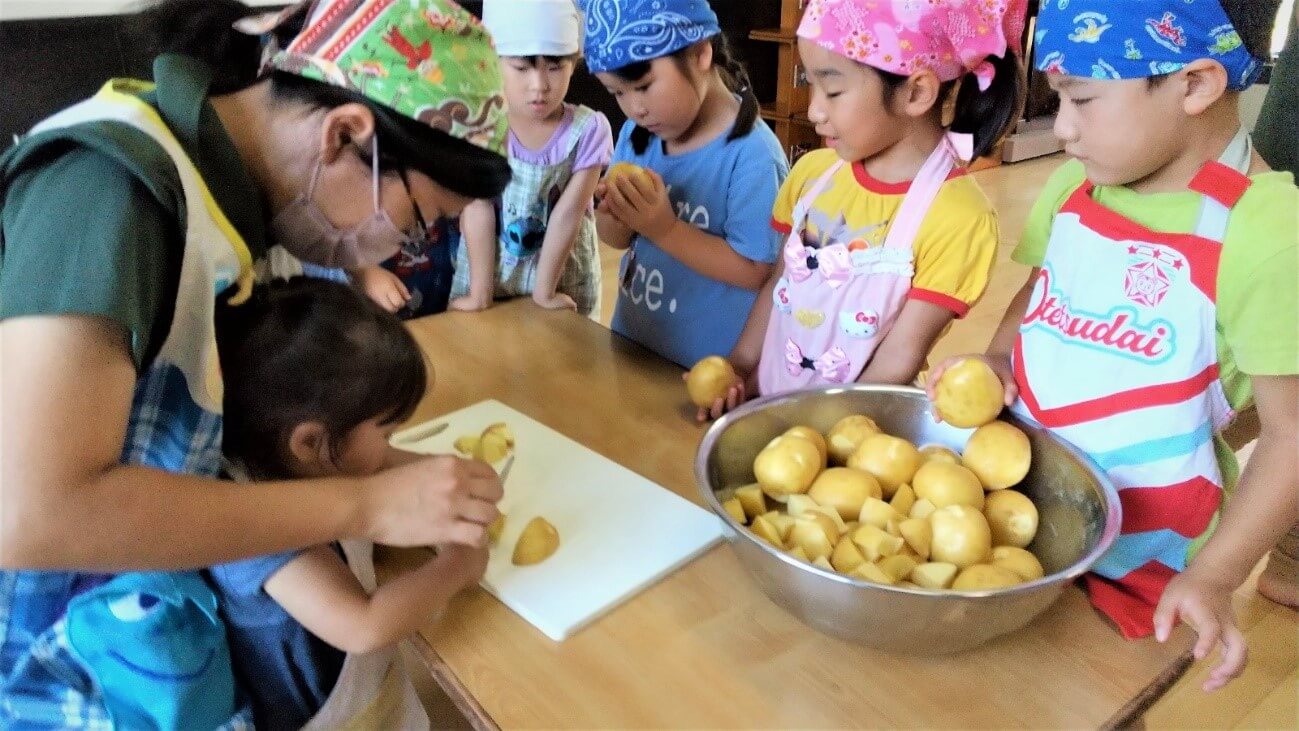 野菜を調理する子どもたち