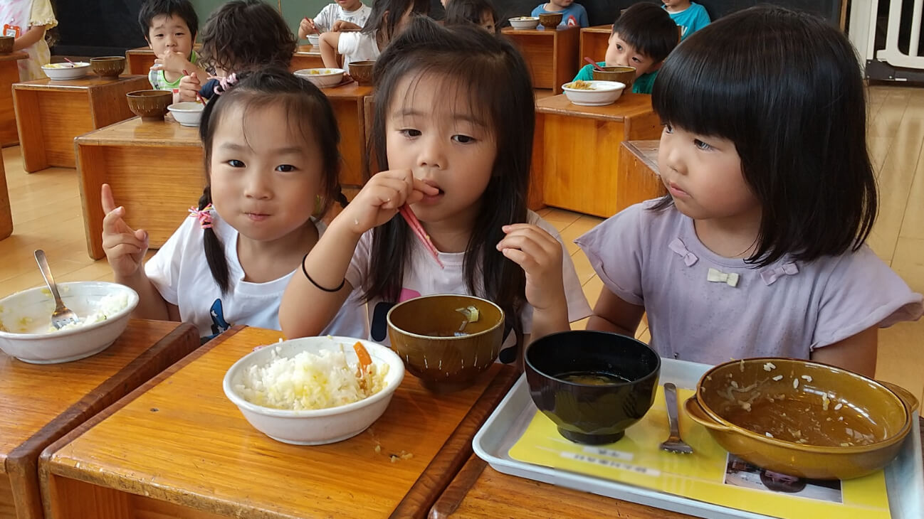 肉じゃがを食べる子どもたち