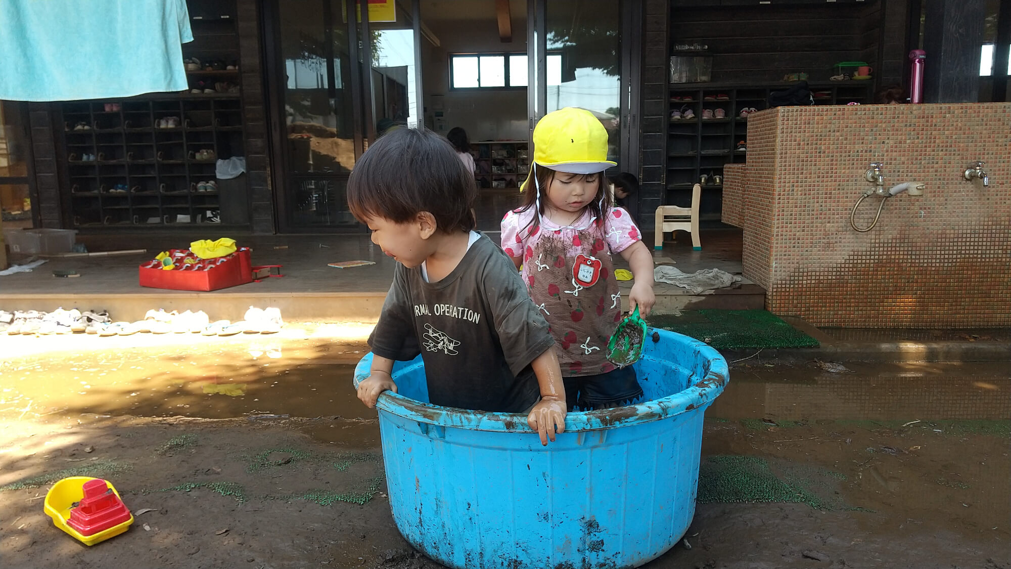 タライに入って遊ぶ子どもたち