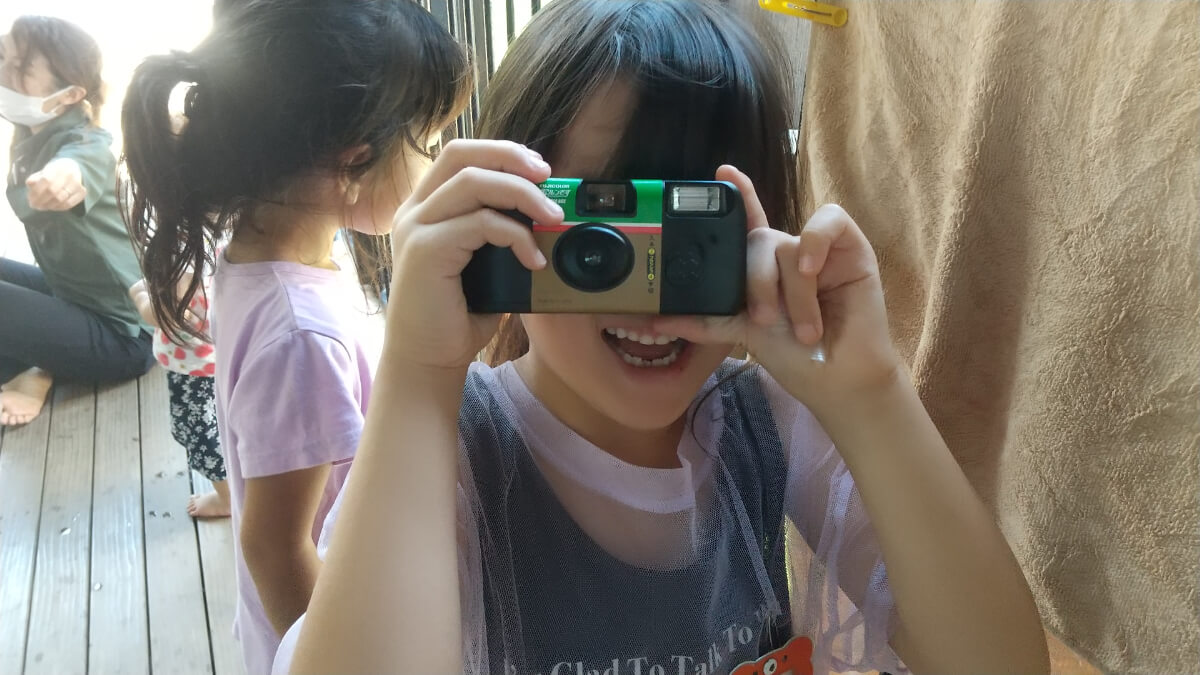 写真を撮る子ども