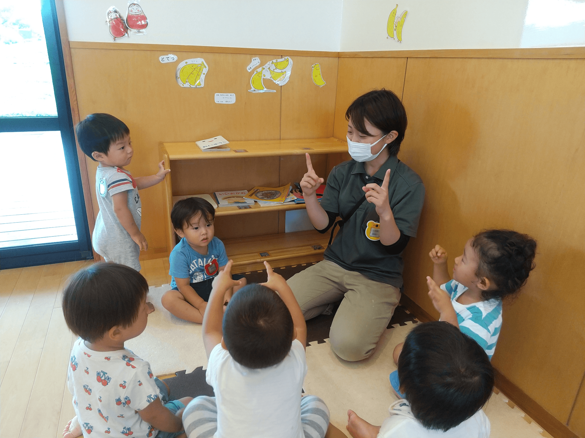 子どもたちと手遊びをする様子