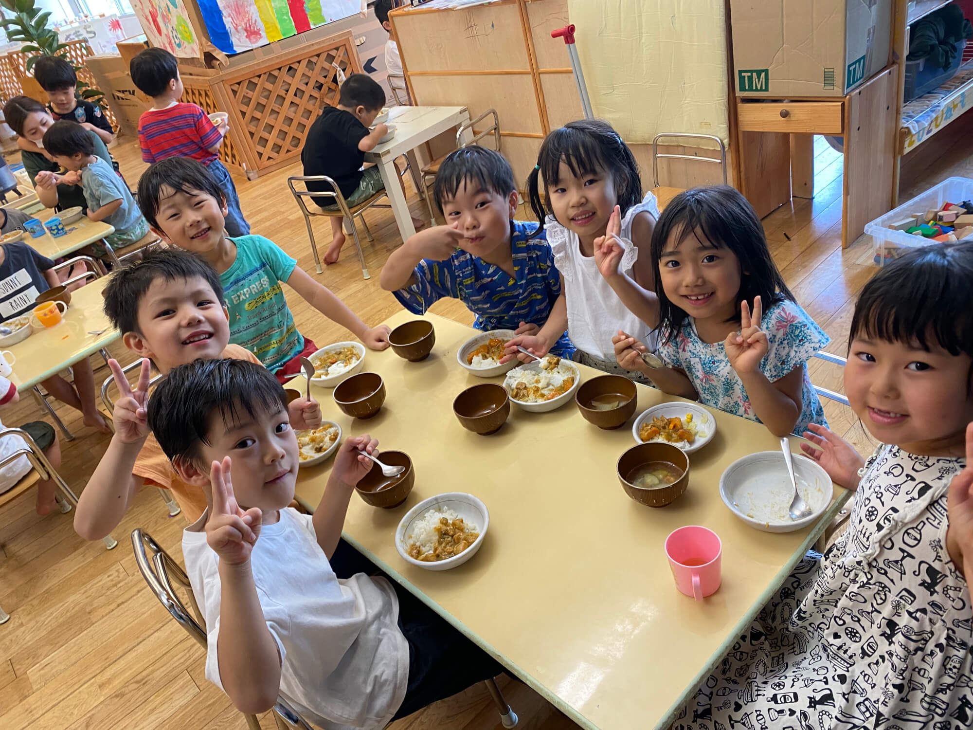 給食を食べる子どもたち