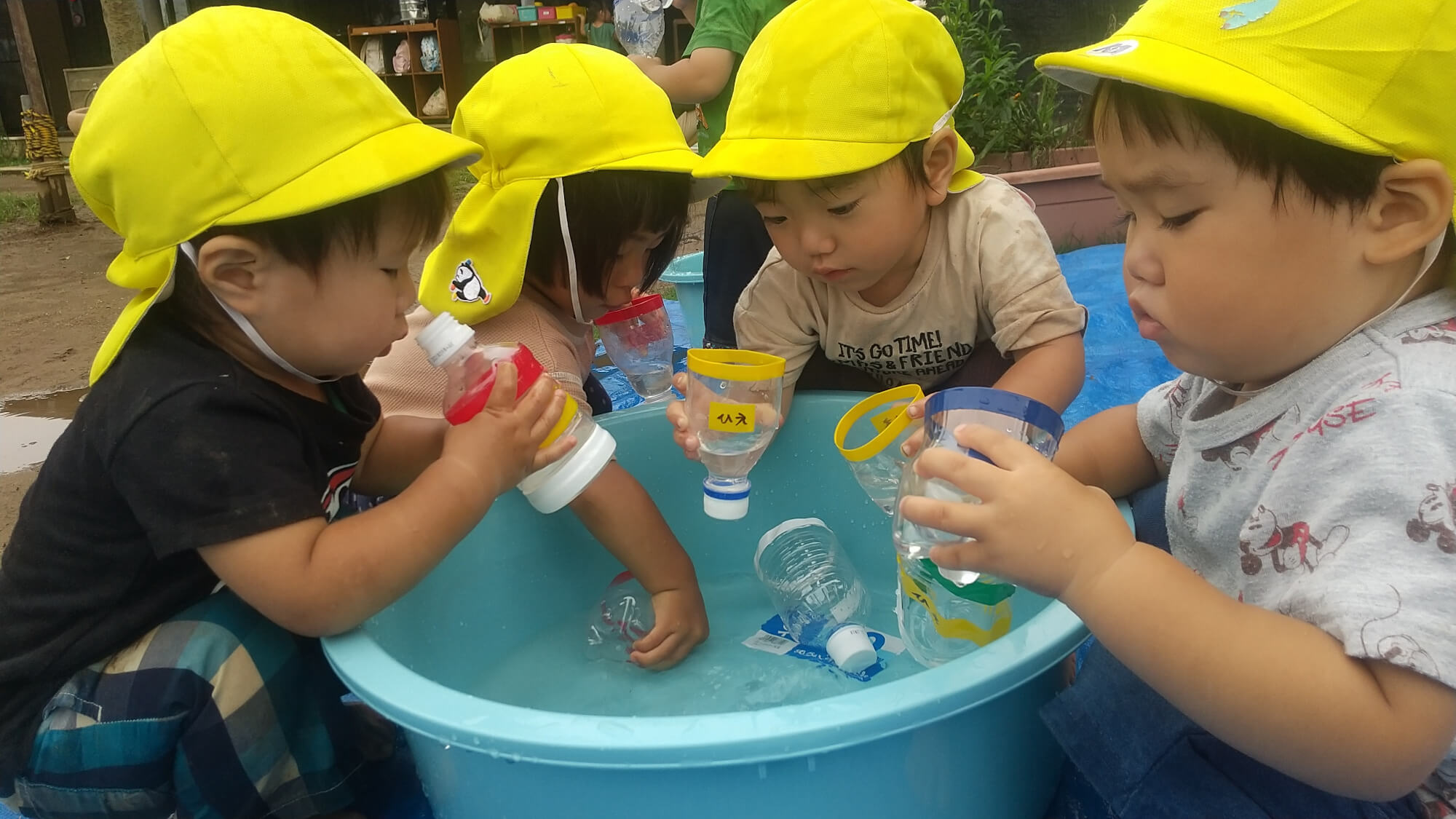 水遊びをする子どもたち