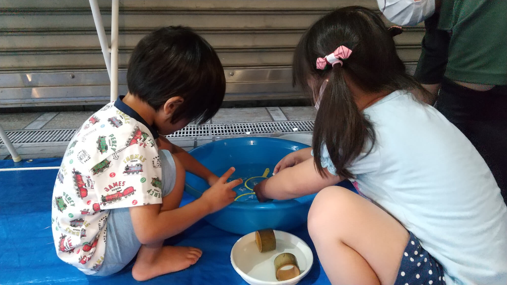 カメすくいコーナーで遊ぶ子どもたち